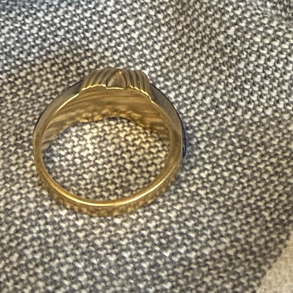 VTG Avon Ring Gold Tone Sz 7.5 Criss Cross Design Band Navy Blue Retro 90s Y2K